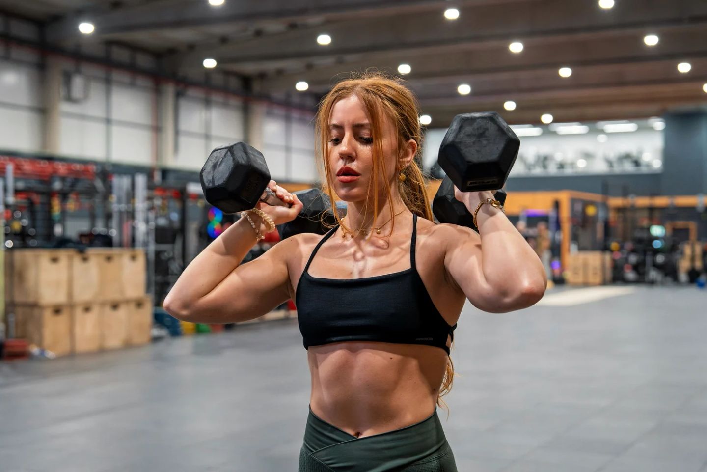 La entrenadora haciendo ejercicio en el gimnasio.