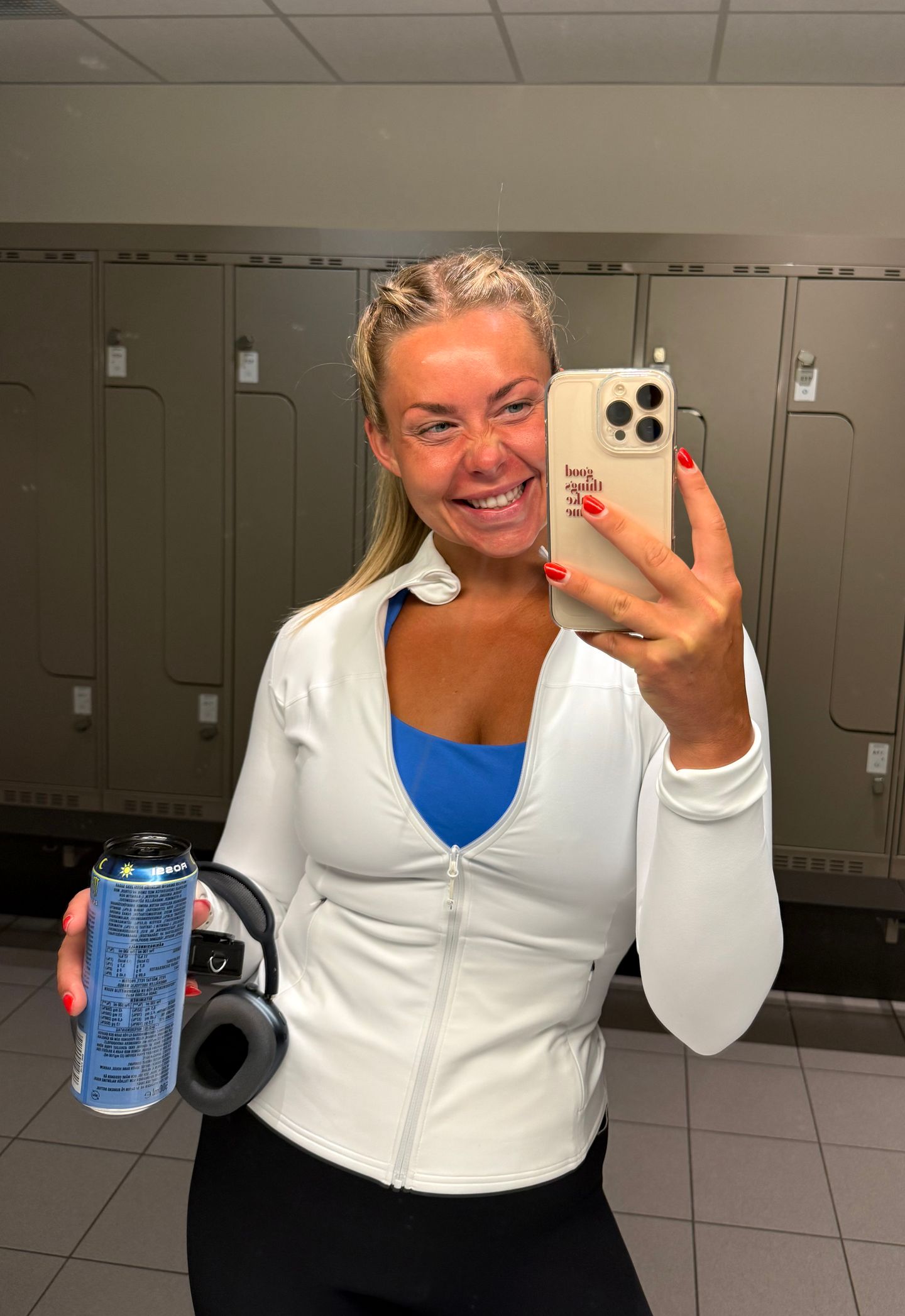 Coach Tina smiler på gymmet selfie