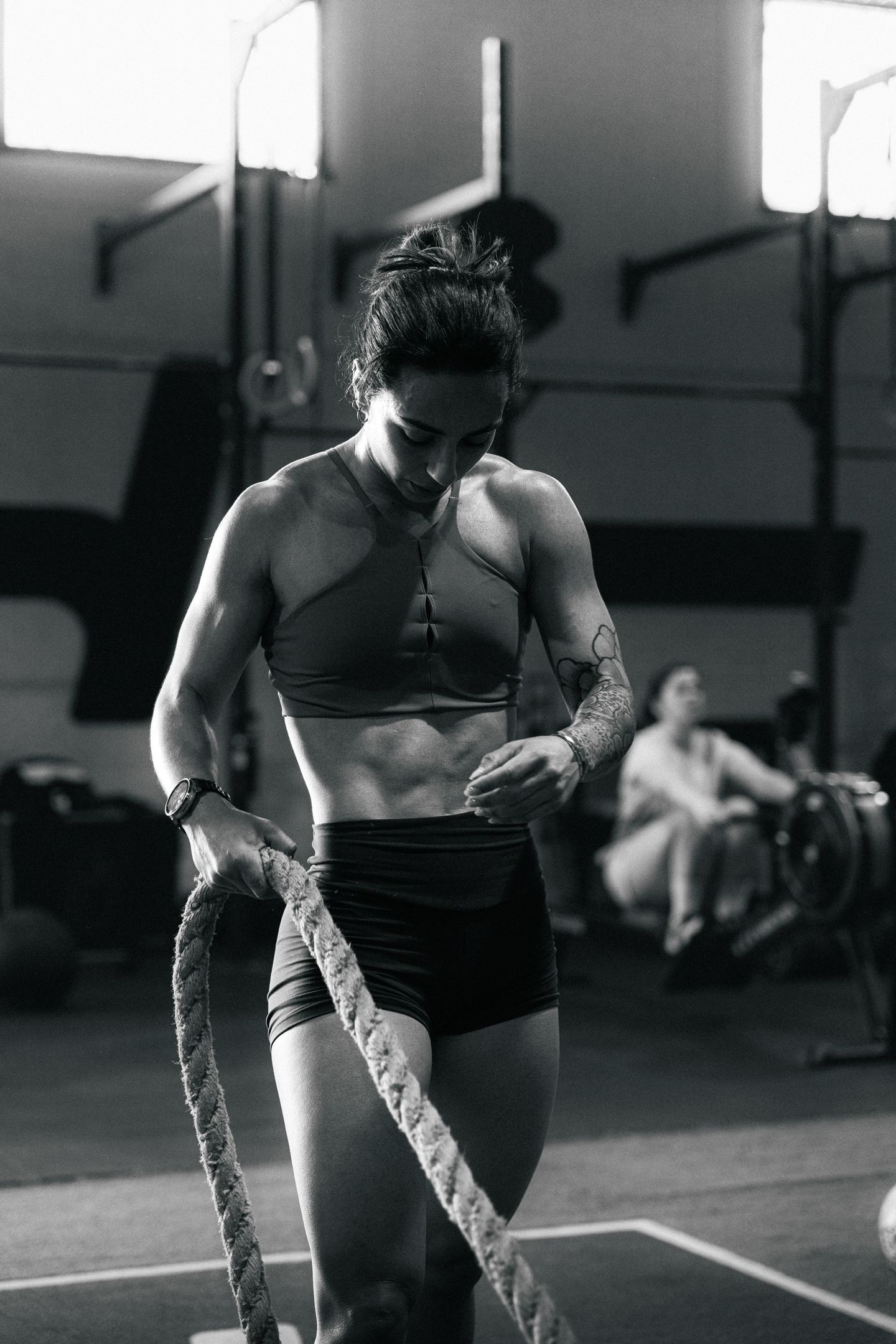 la entrenadora posa en gimnasio.