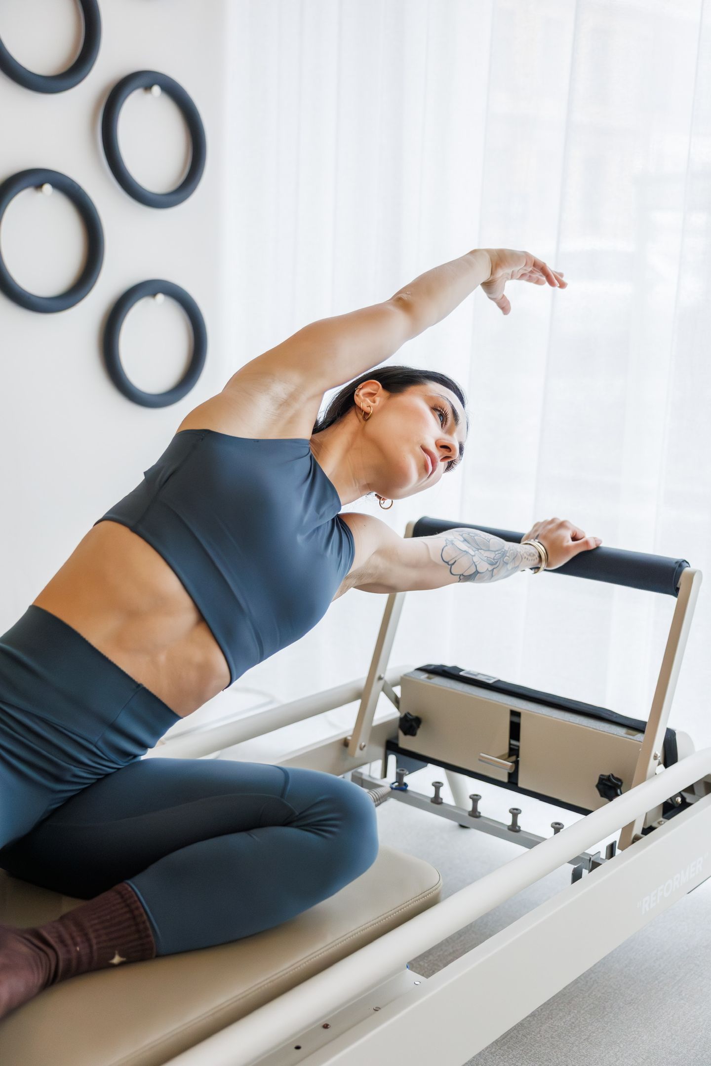 la entrenadora haciendo pilates.
