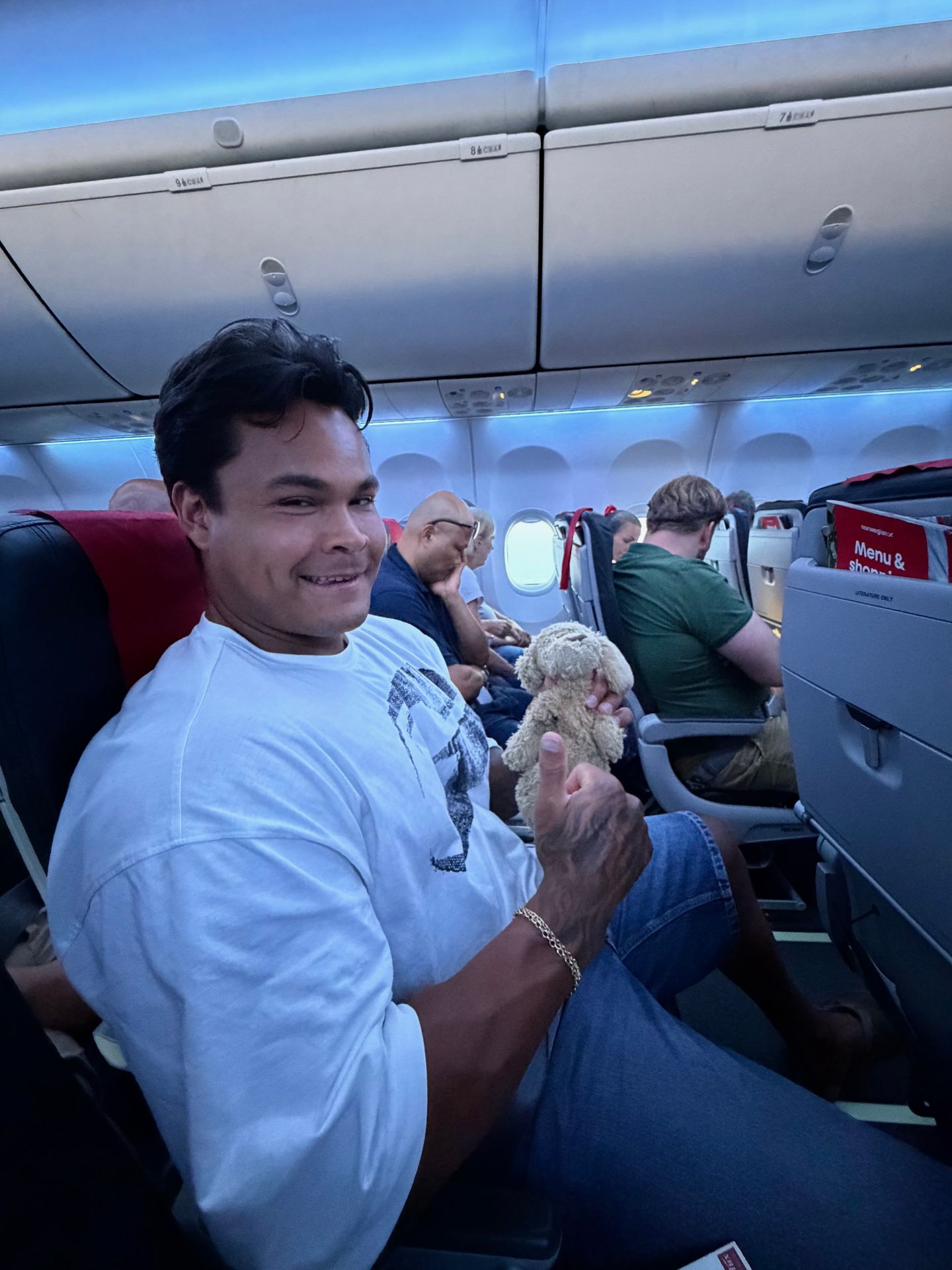 Nicolai Gulliksen som spiser et næringsrikt måltid på reise.