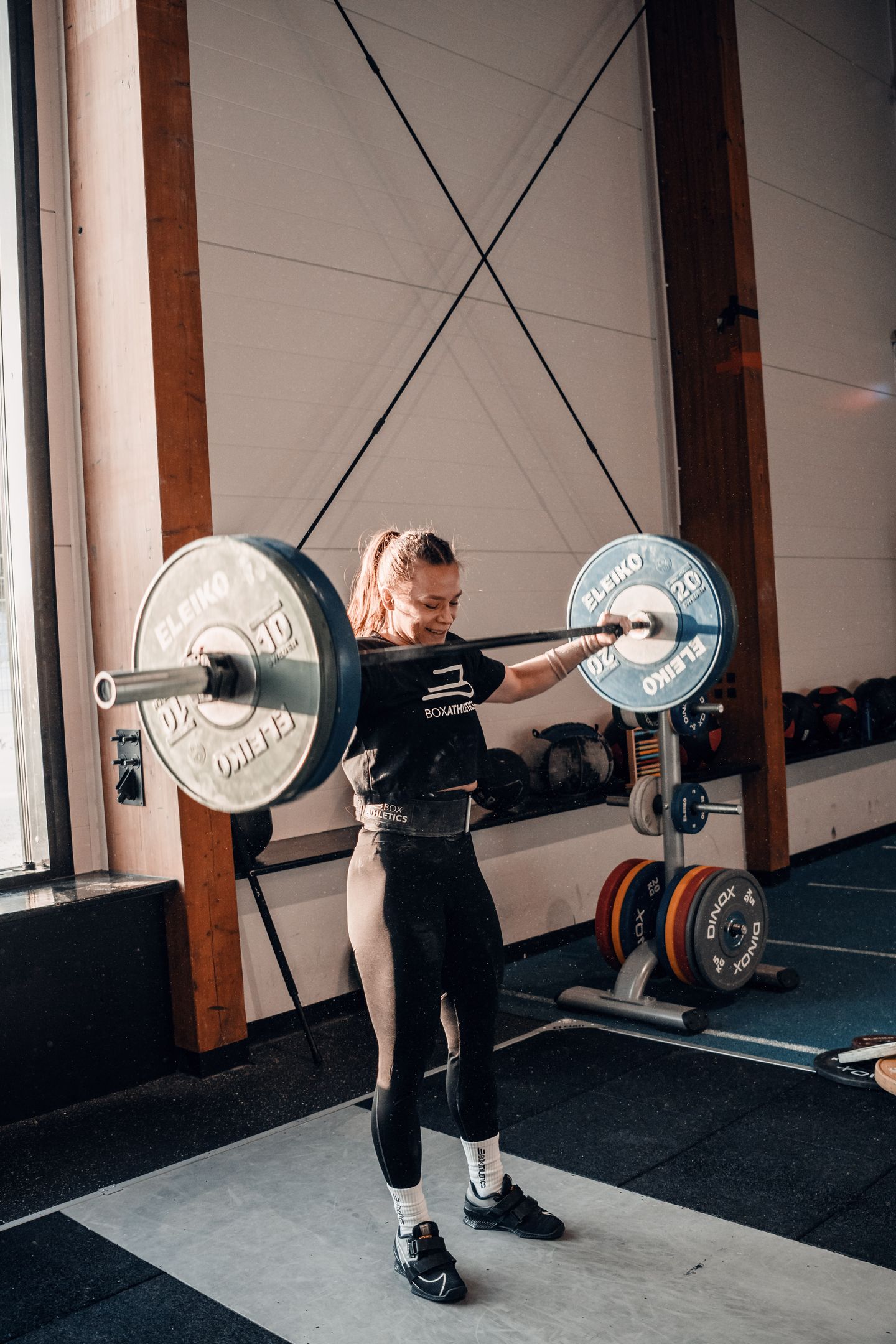 Saara Retulainen harjoittelee painonnostoa salilla