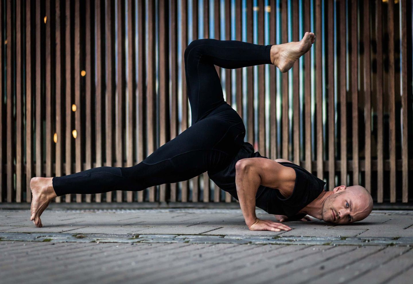 Man för utfall med kettlebells.