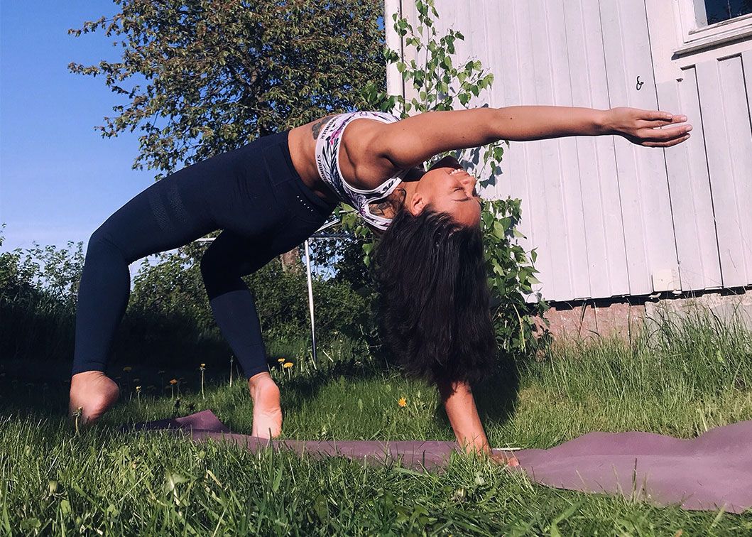 Coach gör en stretchpose utanför