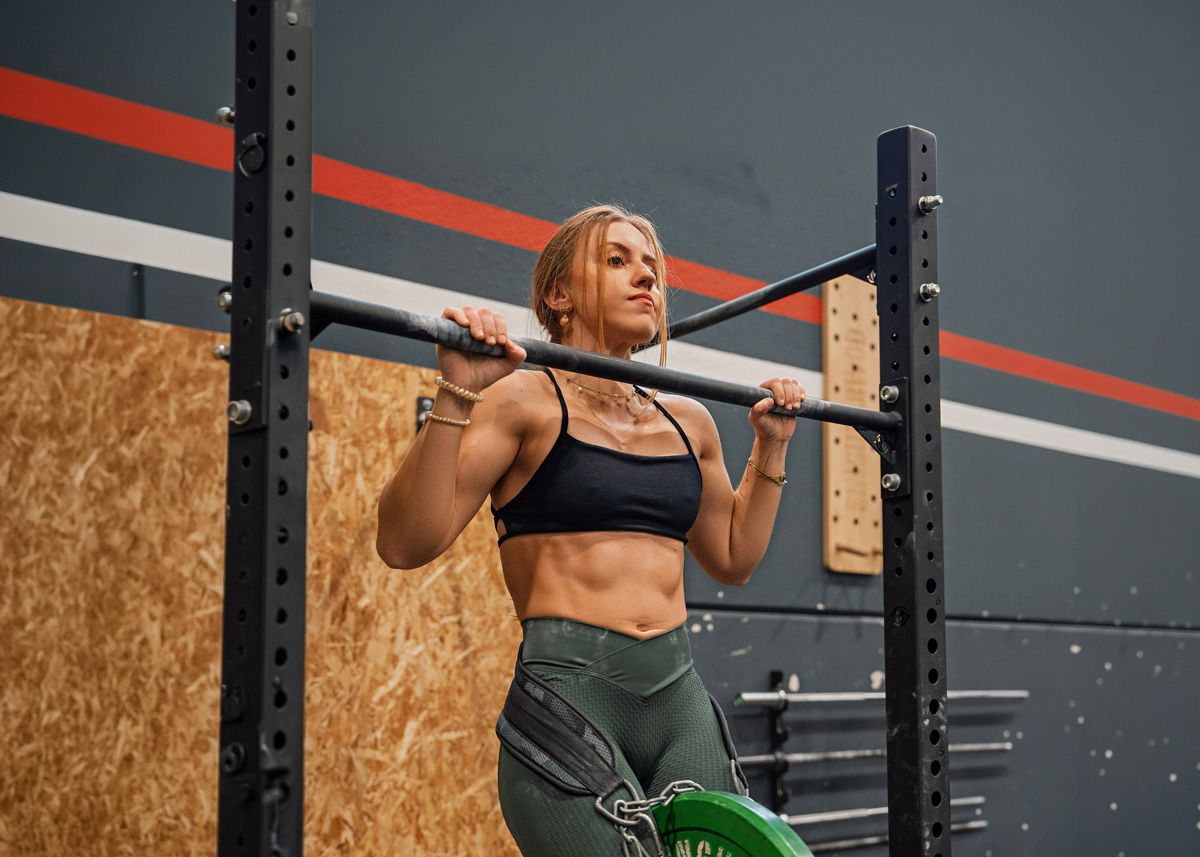La entrenadora haciendo ejercicio en el gimnasio.