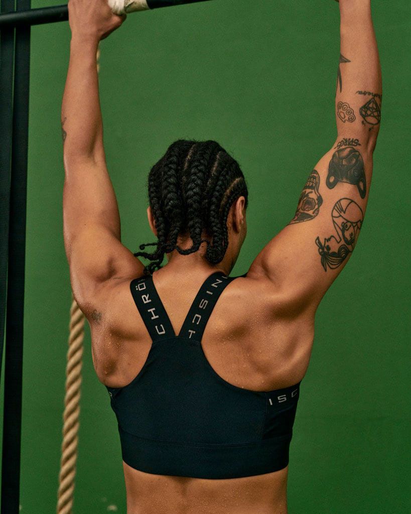 Tränaren gör pull ups.