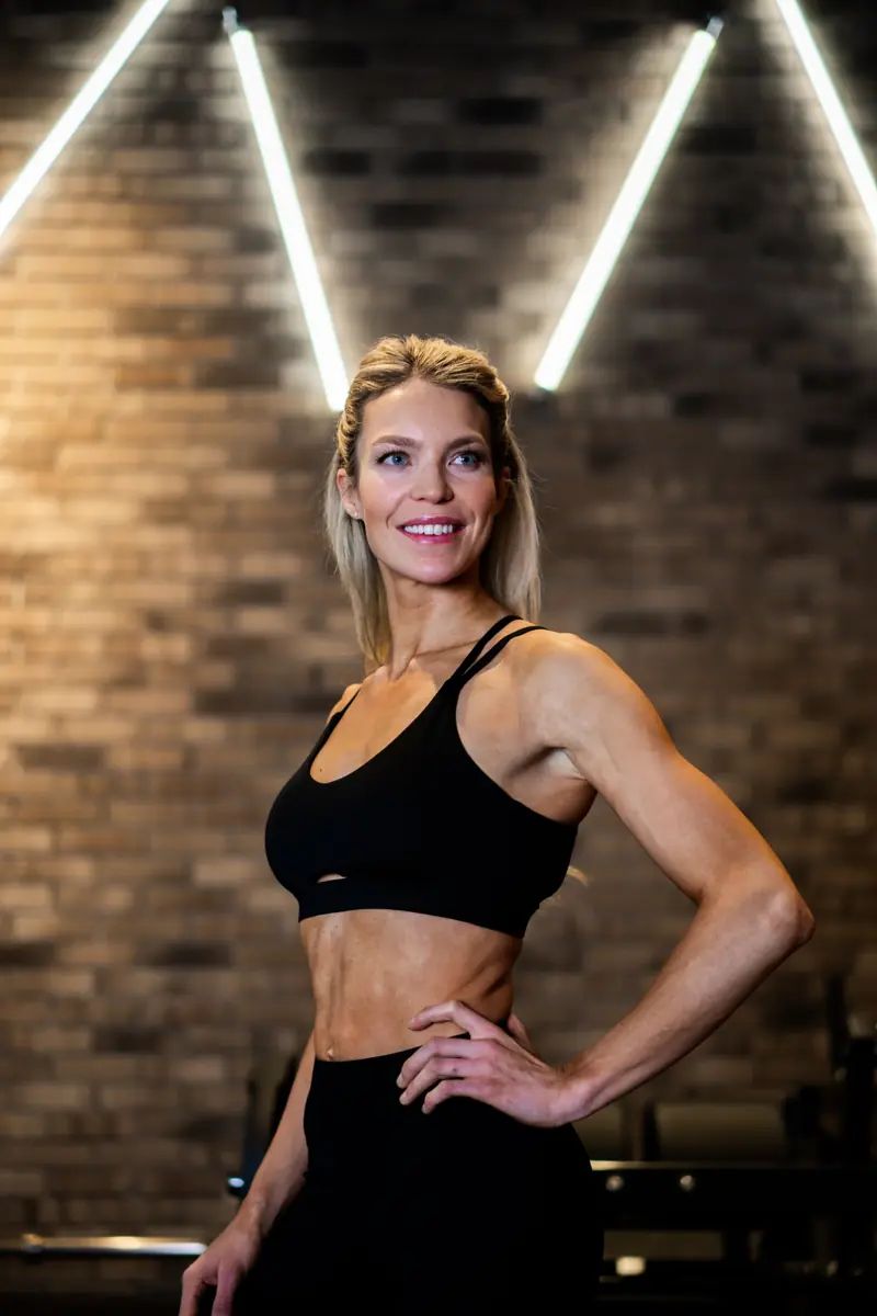 Porträt von Lisa Krohn im Studio vor einer Ziegelwand