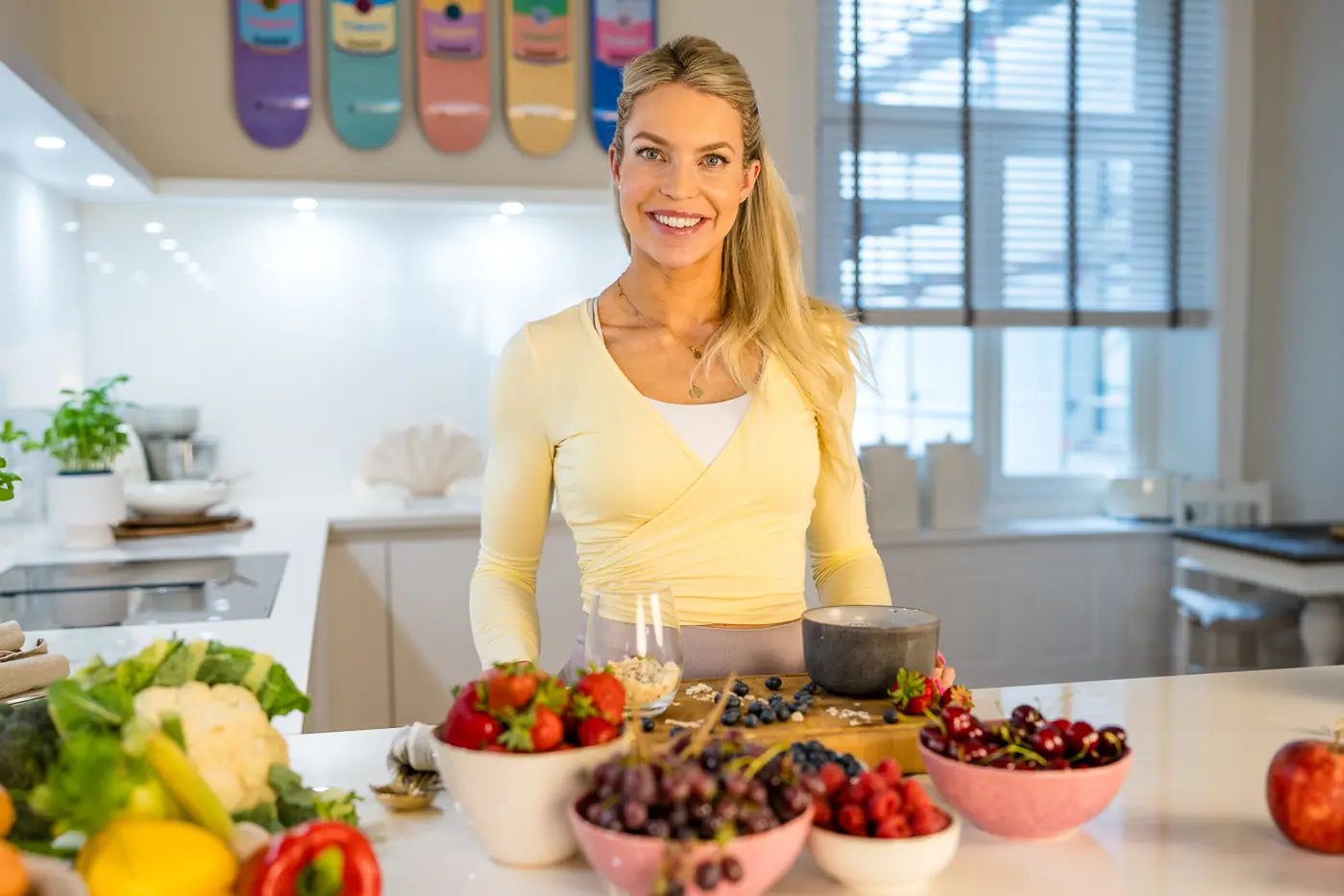 Lisa in ihrer Küche mit frischem Obst und Gemüse