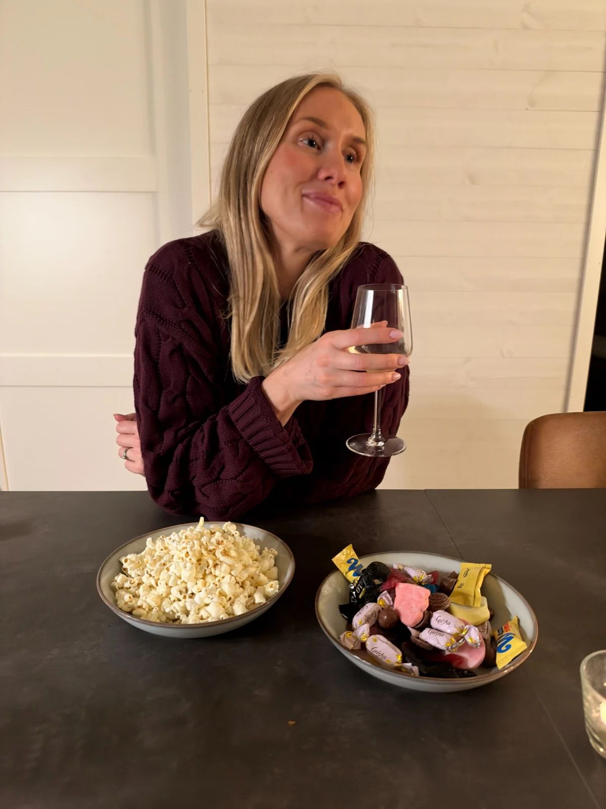 Emelie vid bordet med popcorn och godis