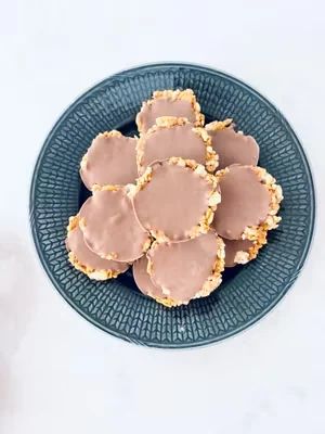 Chokladtäckta små godsaker på ett blått fat