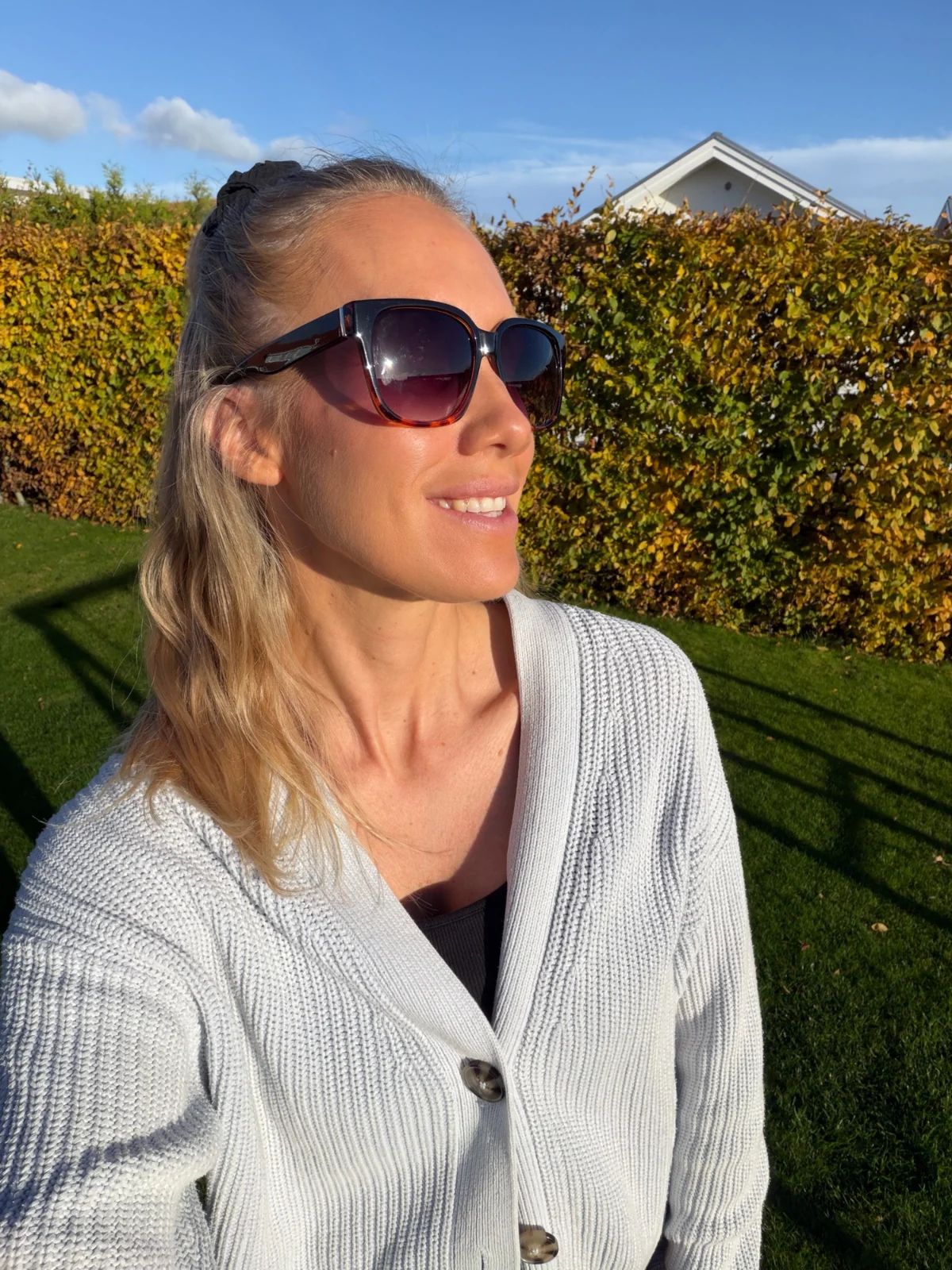 Emelie njuter av en solig dag utomhus