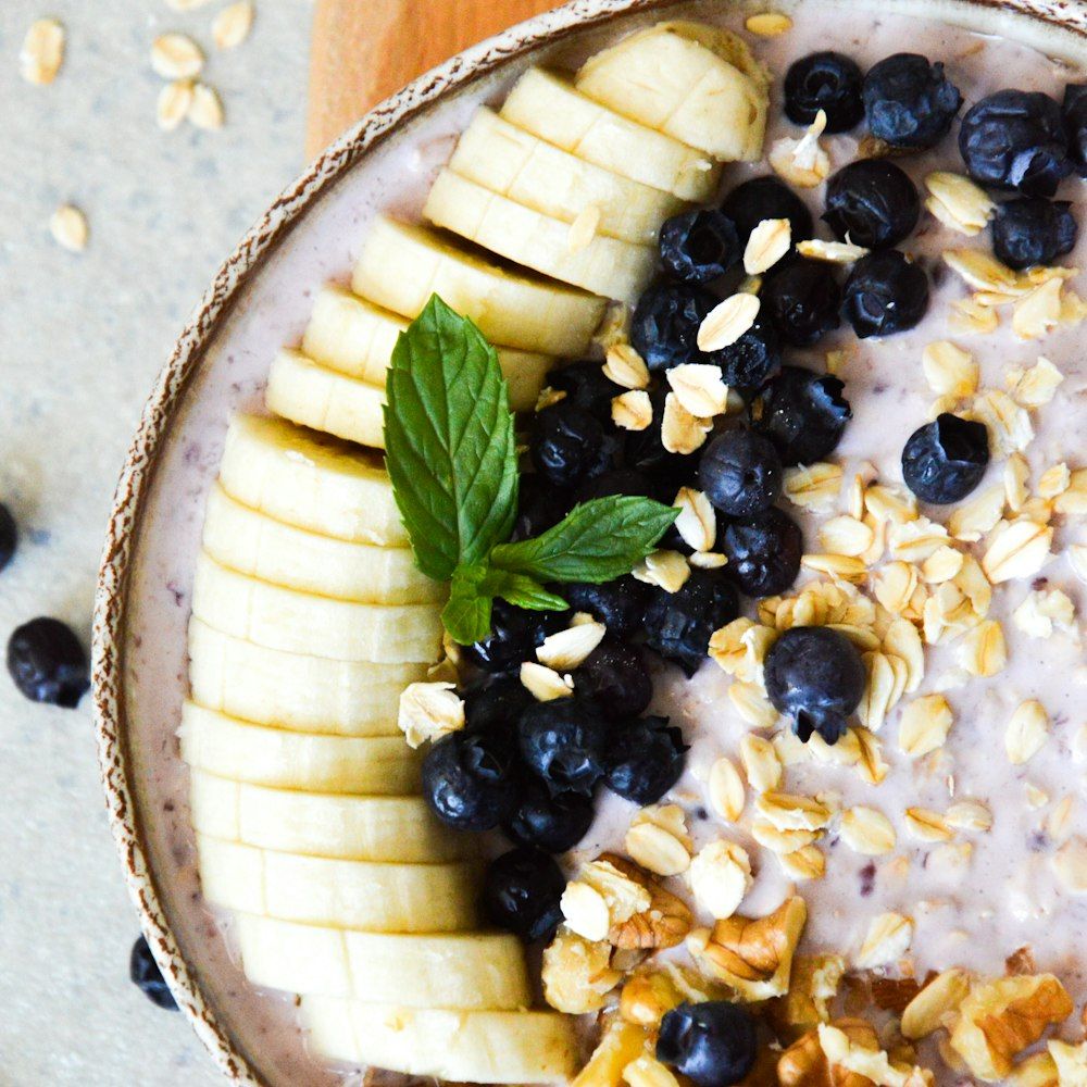 Overnight oats met banaan, blauwe bessen en nut butter