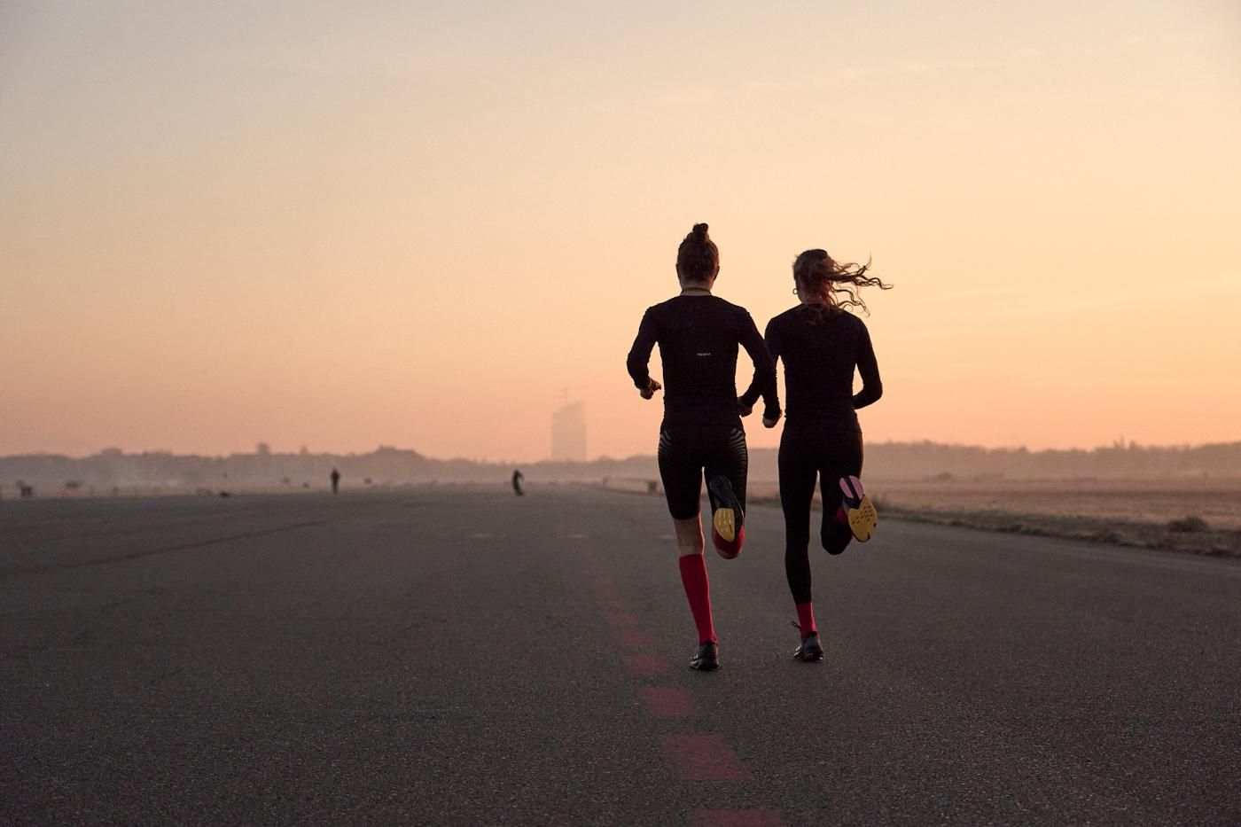 Anna und Lisa Hahner laufen im Abendlicht