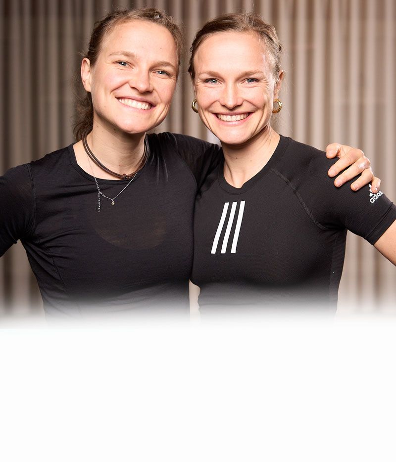 Anna und Lisa Hahner lachen in die Kamera