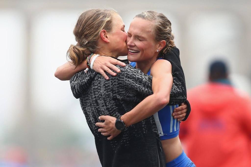 Anna und Lisa Hahner umarmen sich nach einem Lauf