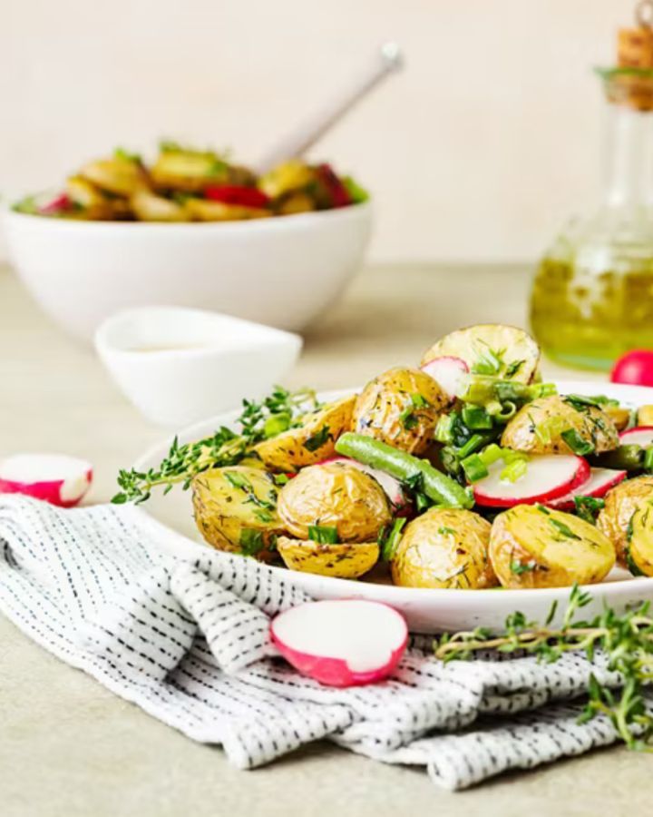 Ljummen potatissallad med rädisor, haricots verts och dill