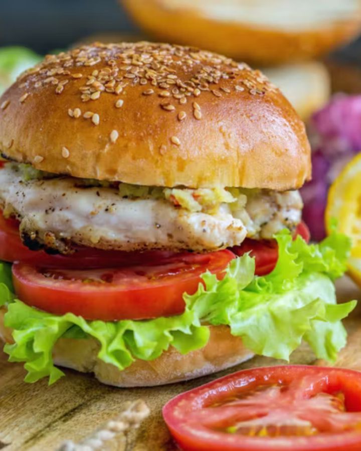 Kycklingburgare med tomat och sallad i sesambröd