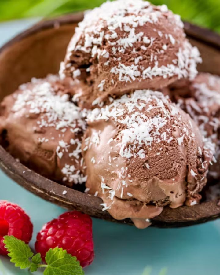 Chokladglass med riven kokos och hallon
