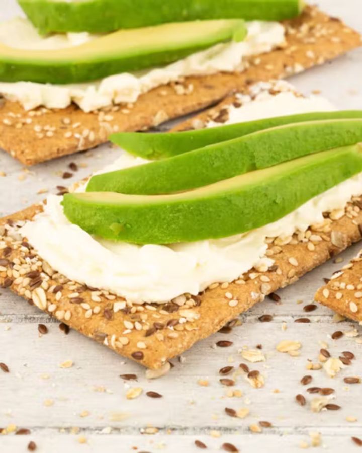 Fröknäcke med färskost och avokado