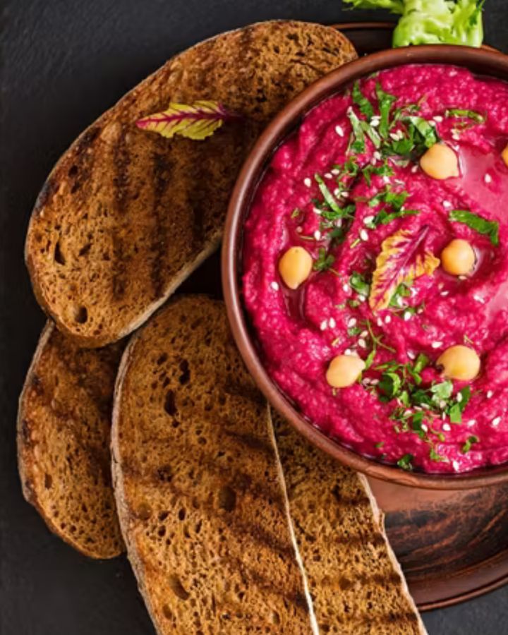 Knallrosa rödbetshummus med kikärtor och rostat bröd