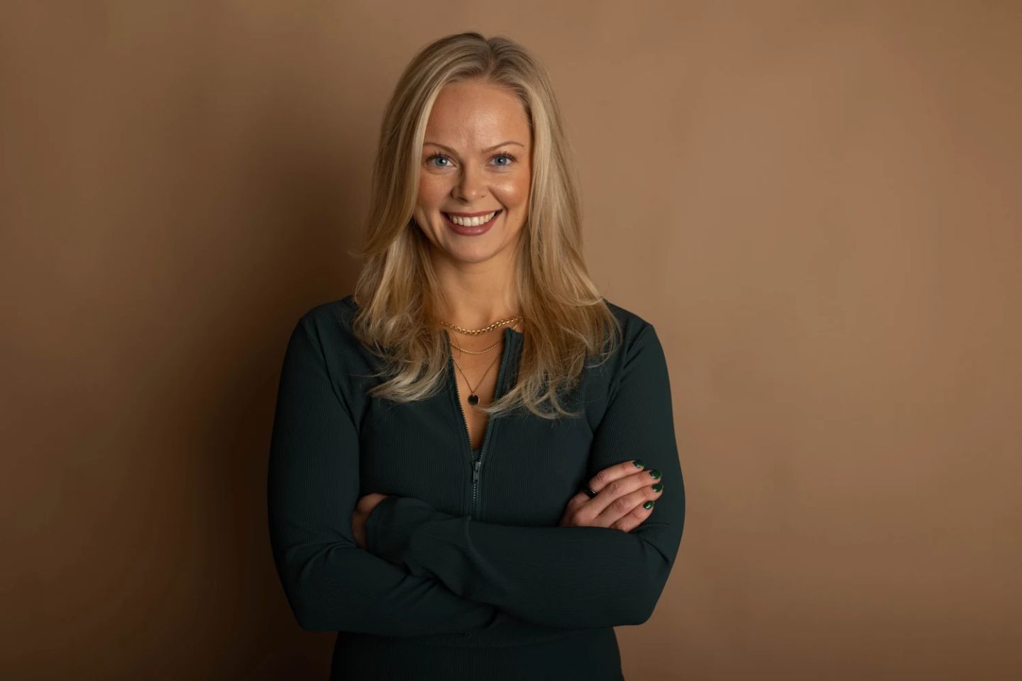 Amanda Söderberg framför en varm brun bakgrund